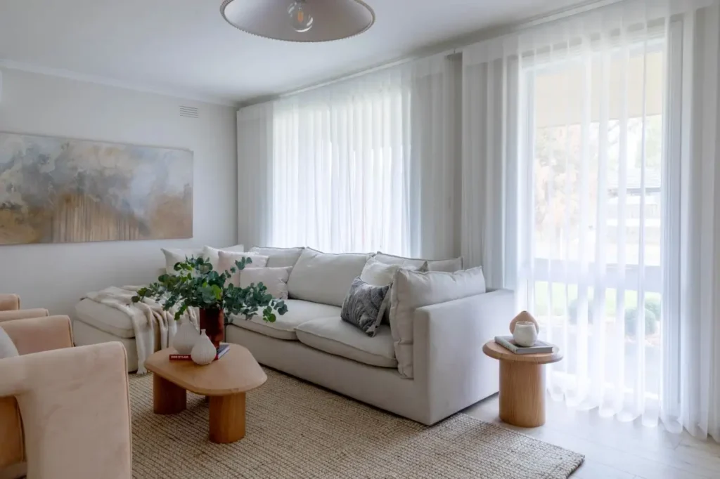 Selling houses verishades in living room