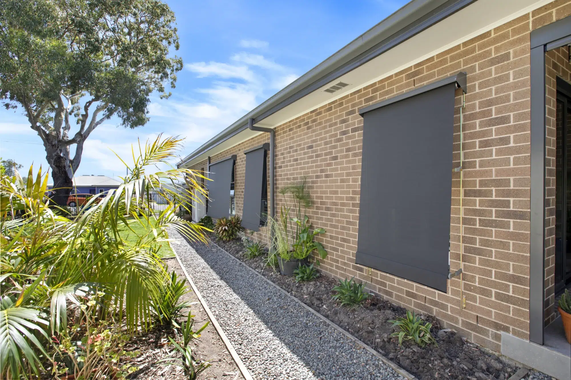Retractable automatic awnings